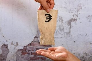 Αυξάνει… μειούμενο το επίδομα ανεργίας